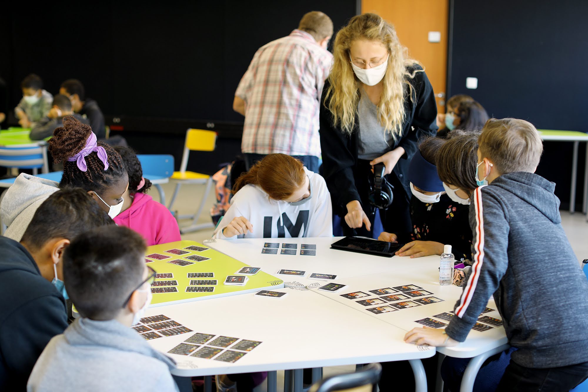 Des élèves impliqués dans un projet long autour du jeu [Kosmopol:it]. © Christian Dury, CNRS, MSH LSE