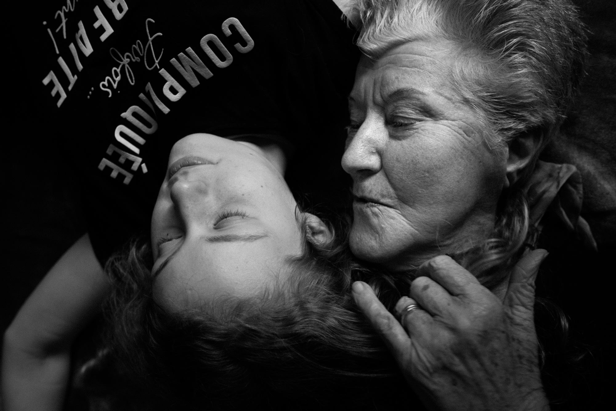Une grand-mère et sa petite-fille à Sarcelles