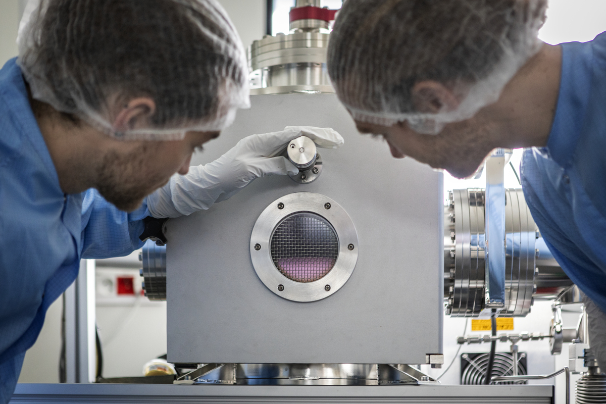 Dépôt mince d'électrodes métalliques, ou "sputtering", sur un microréacteur plasma dans une salle blanche. © Christophe HARGOUES / IRCP / Plateforme technologique de l'IPGG / CNRS Images