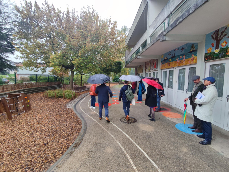 Adaptation d'une cour d'école au changement climatique lors d'une visite à Sotteville-lès-Rouen