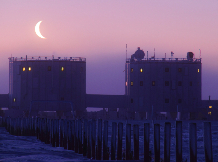 Base Concordia sous la Lune, en Antarctique.