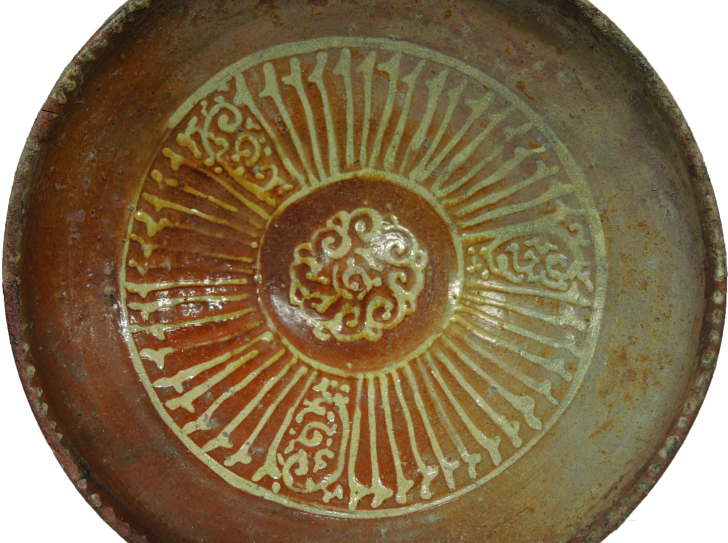 Céramique médiévale de Chalcis conservée au musée national de Céramique, Sèvres Manufacture et Musée nationaux, "Main Middle Byzantine Production" (référencée MNC 26751)