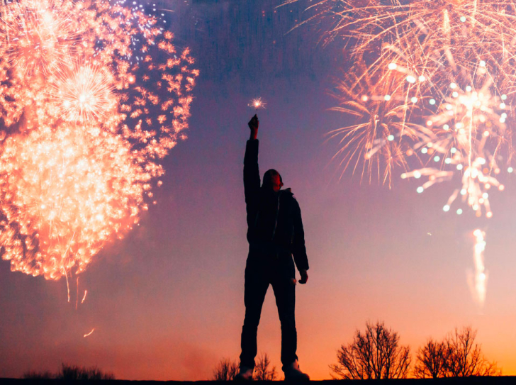 Silhouette devant un feu d'artifice