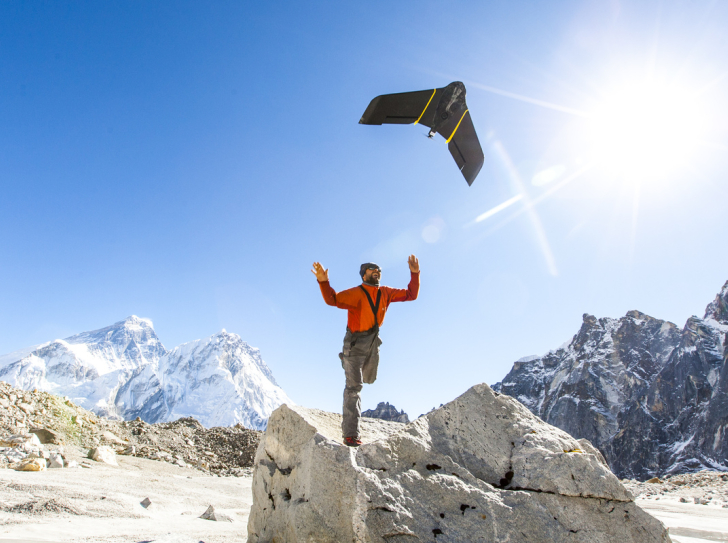 Lancement d'un drone sur le glacier du Changri-Nup, au Népal