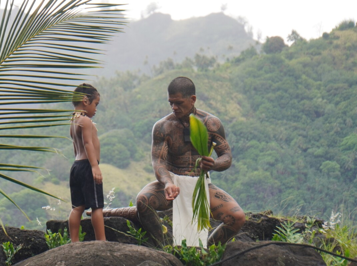 Transmettre les gestes, 150 ans après l'oubli. Moment de partage entre Cyril Tauhiro et son fils Nanakatoua, dans le village de Hapatoni, sur l’île de Tahuata, aux îles Marquises.
