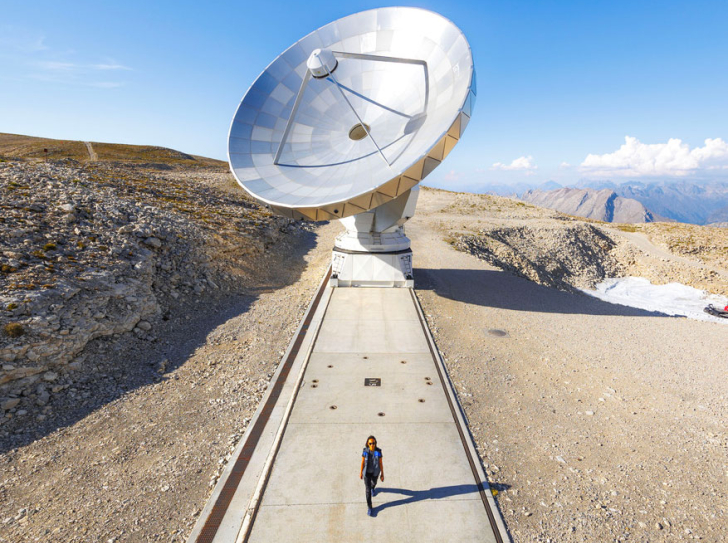 Antenne de l'observatoire astronomique NOEMA, sur le Plateau de Bure, dans les Hautes-Alpes. 