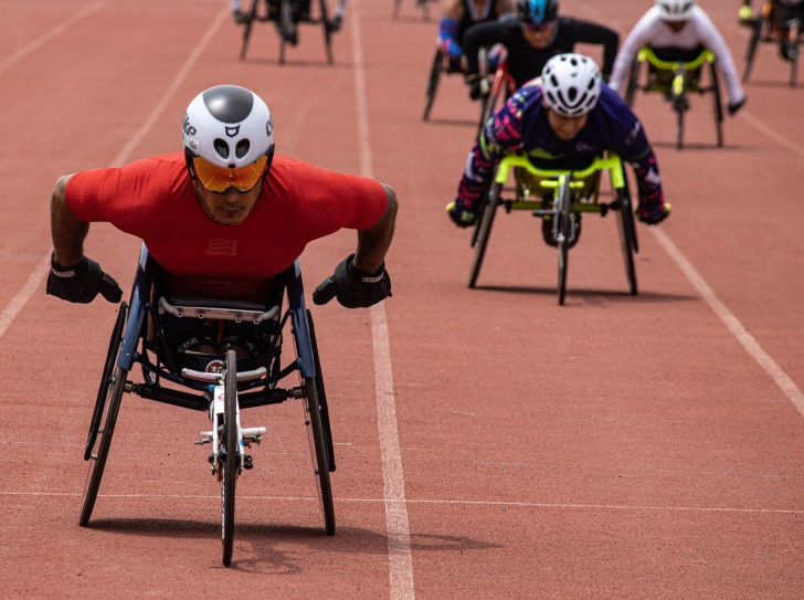 Des athlètes paralympiques en fauteuil sur la ligne de départ