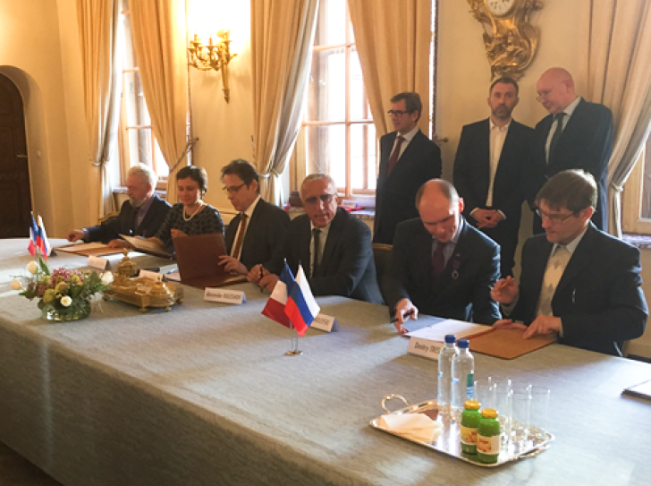 Signature de l'accord portant sur la création du Centre Poncelet à Moscou © CNRS