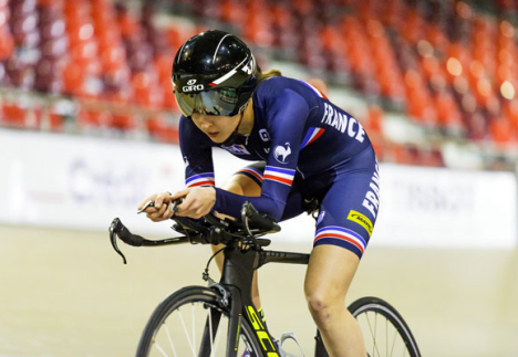 femme cycliste équipée de capteurs