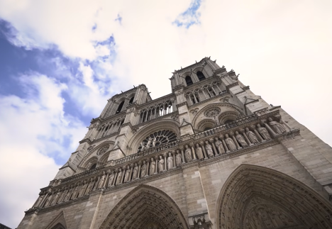 Notre-Dame de Paris vue en contre plongée