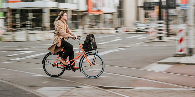 Une femme à vélo dans la ville