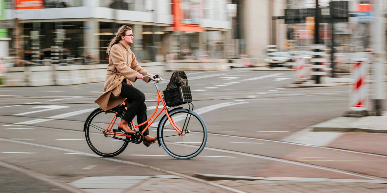 Une femme sur un vélo en ville