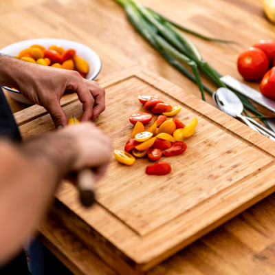 Personne de dos coupant des tomates