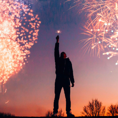 Silhouette devant un feu d'artifice