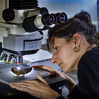 Analyse au microscope optique d’une scorie de fer du Bénin pour identifier la nature des traces de métal résiduelles