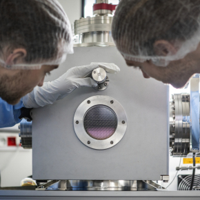 Thin deposition of metal electrodes, or ‘sputtering’, on a plasma microreactor in a clean room