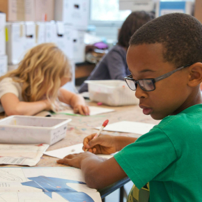 enfants qui travaillent sur table à l'école primaire